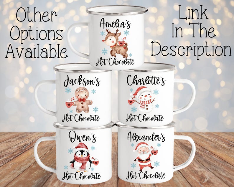 Puede incluir: Seis tazas de esmalte blanco con diferentes dise&ntilde;os navide&ntilde;os y nombres. Cada taza tiene un dise&ntilde;o rojo y blanco con un personaje diferente, incluyendo un reno, un hombre de jengibre, un mu&ntilde;eco de nieve, un ping&uuml;ino y Santa Claus. Las tazas est&aacute;n todas etiquetadas con el texto "Chocolate caliente".