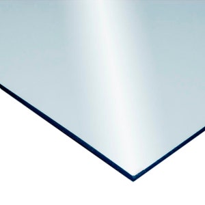 Puede incluir: Una lámina rectangular de plástico acrílico transparente y lisa.