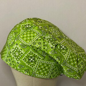 Chartreuse Paisley Euro Style Scrub Cap, Gorra de exfoliación quirúrgica, Gorra de exfoliación de algodón, Gorra de quimioterapia, Foodserive, Trabajador de la salud, Gorra de exfoliación divertida