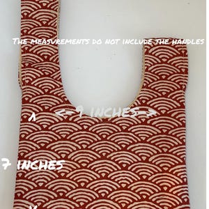 Bolso japonés Sakura sobre fondo rojo, bolso japonés con nudo, bolso Sakura con nudo, bolso de muñeca, bolso para recados, bolso para artículos esenciales de uso diario, bolso de algodón con nudo imagen 6