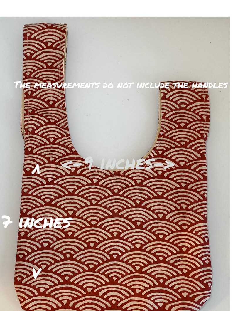 Bolso japonés Sakura sobre fondo rojo, bolso japonés con nudo, bolso Sakura con nudo, bolso de muñeca, bolso para recados, bolso para artículos esenciales de uso diario, bolso de algodón con nudo imagen 6