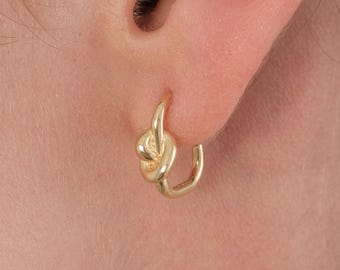 Pendientes de nudo de amor en plata de ley vermeil de oro de 18 quilates: diseño minimalista.