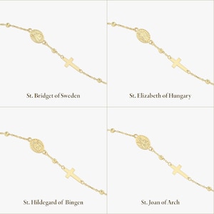 K&ouml;nnte beinhalten: Ein goldenes Kettenarmband mit kleinen runden Perlen, einem ovalen Anh&auml;nger mit einer Heiligenfigur und einem kleinen Kreuz. Die vier Varianten sind beschriftet mit St. Bridget of Sweden, St. Elizabeth of Hungary, St. Hildegard of Bingen und St. Joan of Arch.