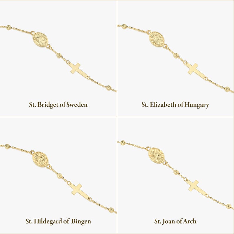 K&ouml;nnte beinhalten: Ein goldenes Kettenarmband mit kleinen runden Perlen, einem ovalen Anh&auml;nger mit einer Heiligenfigur und einem kleinen Kreuz. Die vier Varianten sind beschriftet mit St. Bridget of Sweden, St. Elizabeth of Hungary, St. Hildegard of Bingen und St. Joan of Arch.