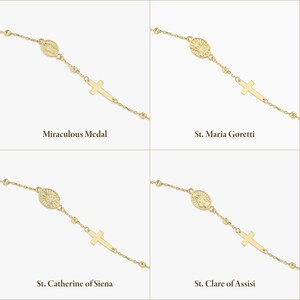 K&ouml;nnte beinhalten: Vier goldene Kettenarmb&auml;nder mit kleinen strukturierten Perlen, einem schlichten Kreuzanh&auml;nger und einer ovalen Medaille mit einer Heiligenfigur. Die Beschriftungen lauten Miraculous Medal, St. Maria Goretti, St. Catherine of Siena und St. Clare of Assisi.