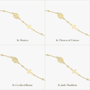 K&ouml;nnte beinhalten: Ein goldenes Kettenarmband mit einem kleinen Kreuz und einem ovalen Anh&auml;nger mit einer religi&ouml;sen Figur. Vier Varianten sind mit St. Monica, St. Therese of Lisieux, St. Cecilia of Rome und St. Jude Thaddeus beschriftet, jede mit einem Heiligenbild.