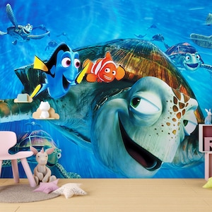 Puede incluir: Un mural de pared vibrante con personajes de la película animada "Buscando a Nemo". La escena incluye a Dory, Nemo y Crush la tortuga marina, ambientados en un fondo submarino azul. El mural está diseñado para una habitación infantil, con elementos decorativos.