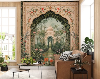 Puede incluir: Un salón con un gran mural ornamentado que representa un arco que conduce a un jardín y un edificio. El mural está enmarcado por patrones florales. Un sofá marrón, dos mesas de madera y plantas están frente al mural. La habitación tiene paneles de madera y una ventana.