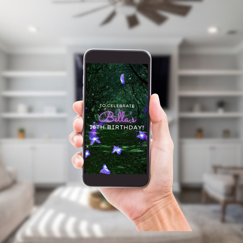 Op de afbeelding: Een smartphone die een digitale uitnodiging weergeeft met een groene bosachtergrond en paarse vlinders. De tekst luidt "To Celebrate Bella's 16th Birthday!"
