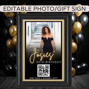 Könnte beinhalten: Ein schwarzes Schild mit goldfarbenem Rahmen. Das Schild zeigt ein Foto einer Frau in einem schwarzen Kleid. Der Text auf dem Schild lautet "Josie's 30th Birthday" und enthält einen QR-Code mit dem Text "Sende Josie ein Geburtstagsgeschenk!"
