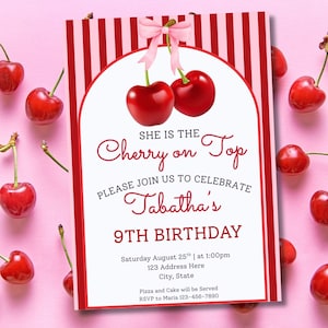 Puede incluir: Una invitación de cumpleaños rosa con un borde a rayas rojas y blancas. La invitación presenta un diseño de cereza y el texto "She is the Cherry on Top" y "9º Cumpleaños de Tabatha". Hay cerezas esparcidas.