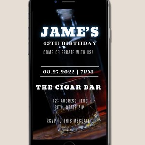 K&ouml;nnte beinhalten: Ein Smartphone-Bildschirm mit einer Geburtstagseinladung zum 45. Geburtstag von Jame. Die Einladung enth&auml;lt Datum und Uhrzeit der Party, den Ort und eine Bitte um RSVP. Das Hintergrundbild ist eine Nahaufnahme eines Glases Whisky.