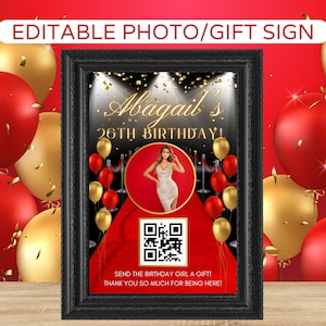 Op de afbeelding: Een zwart ingelijst fotohok-bord met een rood en gouden thema. Het bord zegt "Abagail's 26th Birthday!" en heeft een rood tapijt met een QR-code. Het bord is versierd met gouden en rode ballonnen.
