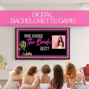 Peut inclure: Un jeu de bachelorette numérique affiché sur un grand écran. L'écran affiche le texte "Who Knows The Bride Best ?" avec des verres à champagne et des bagues. Une bannière rose en haut indique "Digital Bachelorette Game !" Plusieurs femmes sont assises, regardant l'écran.