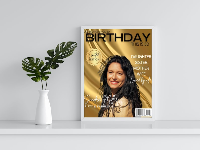 Może przedstawiać: Okładka czasopisma z złotym tłem i tekstem "Birthday This is 50" w kolorze czarnym. Na okładce znajduje się zdjęcie kobiety z długimi brązowymi włosami i tekstem "Sandra Muller Fifty & Fabulous" w kolorze białym. Złota pieczęć z tekstem "Limited Edition!" znajduje się w lewym g&oacute;rnym rogu.