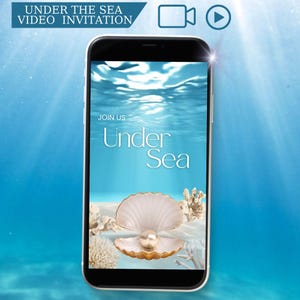 Op de afbeelding: Een smartphone-scherm met een uitnodiging voor een "Onder de Zee"-evenement. De achtergrond is een blauwe oceaan scène met een parel in een open schelp.