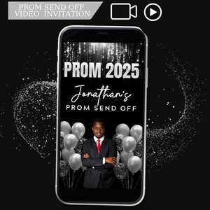 Pode incluir: Um smartphone exibe um convite em vídeo para a festa de formatura. A tela apresenta o texto "PROM 2025" e "Jonathan's PROM SEND OFF", com uma foto de uma pessoa de terno e gravata, cercada por balões prateados.