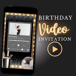Könnte beinhalten: Ein schwarzes Smartphone mit einem Videospieler-Bildschirm, auf dem eine Frau tanzt. Der Bildschirm hat einen goldenen Rahmen mit Glühbirnen. Der Text "Now Playing" und "GORGETTA'S 30TH BIRTHDAY!" ist auf dem Bildschirm zu sehen. Der Text "BIRTHDAY Video INVITATION" befindet sich auf der rechten Seite des Bildes. Eine große Wiedergabetaste befindet sich in der unteren rechten Ecke.