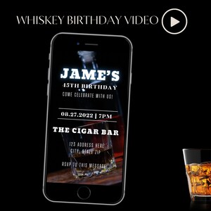 K&ouml;nnte beinhalten: Ein Smartphone-Bildschirm zeigt eine Geburtstagseinladung zum 45. Geburtstag f&uuml;r "JAME'S" in der "THE CIGAR BAR" am 27. August 2022 um 19:00 Uhr. Die Einladung zeigt ein Foto eines Glases Whisky mit Eisw&uuml;rfeln.