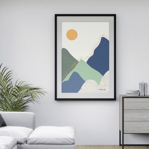 Puede incluir: Una impresión enmarcada con un diseño minimalista que presenta un sol amarillo, montañas azules y verdes y el texto "El Señor es mi pastor, nada me faltará." Salmo 23:1.