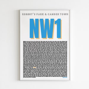 Może przedstawiać: Biały plakat z tekstem "REGENT'S PARK & CAMDEN TOWN" w kolorze czarnym u góry. Tekst "NW1" jest dużymi, pogrubionymi, niebieskimi literami z żółtym obramowaniem. Pod tekstem znajduje się lista nazw ulic w kolorze czarnym.