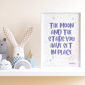 A lua e as estrelas que você colocou no lugar | IMPRESSÃO FÍSICA | Arte cristã infantil | Decoração de quarto infantil | Salmo 8:3 | Escritura Positiva