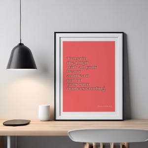Könnte beinhalten: Gerahmter Kunstdruck mit rotem Hintergrund und schwarzem Text mit der Aufschrift "Vertraue dem HERRN von ganzem Herzen und verlasse dich nicht auf dein eigenes Verständnis." Der Druck ist in einem schwarzen Rahmen.
