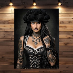 Könnte beinhalten: Porträt einer Person mit einem schwarzen Hut mit schwarzen Pompons, einem schwarzen Kleid mit silbernen Akzenten und aufwendigen Tätowierungen. Die Person trägt auch eine silberne Halskette und hat dunkles Make-up.