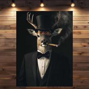 Op de afbeelding: Een hert dat een zwarte hoge hoed en een smoking draagt, met een sigaar in zijn mond. Het hert heeft geweien en een serieuze uitdrukking.