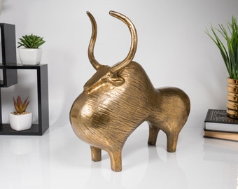 金属製 牛と人物の彫刻 英雄と有翼牡牛形容器 - MIHO MUSEUM