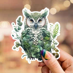 Puede incluir: Un búho verde con grandes ojos redondos está rodeado de exuberante vegetación verde. Las plumas del búho son detalladas y texturizadas, dando la impresión de un diseño natural y orgánico.