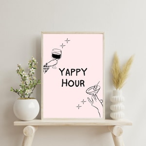 Modny plakat Yappy Hour Wydrukuj zabawną sztukę ścienną Jasnoróżowy wózek barowy Cytat retro Wystrój kuchni Preppy Cool Apartment Cafe Restaurant