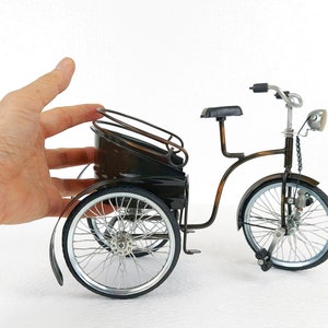 Traditionell antik klassisk handgjord miniatyr Becak-cykel Pedicab-rickshawmodell heminredning grytställ grytlapp dekoration displaystycke
