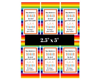 Puede incluir: Seis etiquetas de regalo imprimibles con un fondo de arcoíris y el texto "You deserve a BREAK for all of your hard work! THANKS for being a great teacher!" en texto naranja, azul y blanco. Las etiquetas miden 6,35 cm por 12,7 cm.