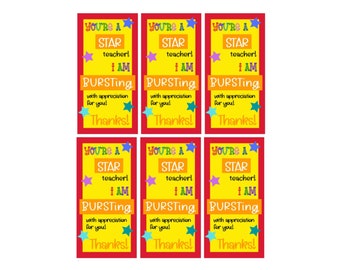 Puede incluir: Seis etiquetas de regalo imprimibles con un borde rojo y un fondo amarillo. El texto en las etiquetas dice "You're a Star Teacher! I am bursting with appreciation for you! Thanks!"