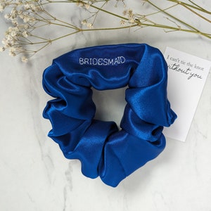 Chouchou en satin personnalisé | Serez-vous mes cadeaux de demoiselle d'honneur |  Chouchous pour célibataire et douche nuptiale | Boîte à propositions de demoiselles d'honneur | Bleu