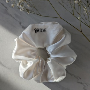 Chouchou de demoiselle d'honneur | Chouchou en satin rose  | Attache cheveux élastique | Cadeau pour elle |  Personnalisée Initiales