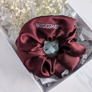 Chouchou en satin personnalisé | Serez-vous mes cadeaux de demoiselle d'honneur | Chouchou nuptiale de douche Bachelorette | Boîte cadeau personnalisée pour proposition de demoiselle d'honneur