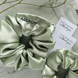 Chouchou personnalisé en satin vert sauge | Serez-vous mes cadeaux de demoiselle d'honneur |  Chouchous pour célibataire et douche nuptiale | Boîte à propositions de demoiselles d'honneur