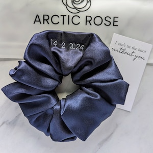 Chouchou personnalisé | Serez-vous mes cadeaux de demoiselle d'honneur | Chouchous personnalisés pour demoiselles d'honneur | Boîte à propositions de demoiselles d'honneur | Chouchou en satin bleu marine