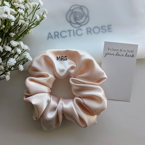 Chouchou personnalisé avec nom personnalisé pour un cadeau de mariage, chouchou pêche brodé pour un enterrement de vie de jeune fille ou de jeune garçon