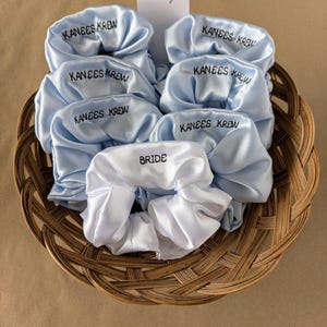 Chouchous personnalisés pour demoiselles d'honneur avec cartes de vœux, cadeau personnalisé pour demoiselles d'honneur, lot de 6 bleus avec chouchou blanc en prime