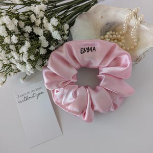 Chouchou personnalisé en satin rose pour enterrement de vie de jeune fille ou de jeune fille, cadeau de demoiselle d'honneur et demoiselle d'honneur avec carte, cadeau de mariée