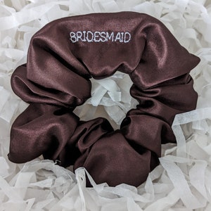 Chouchou personnalisé | Serez-vous mes cadeaux de demoiselle d'honneur | Chouchous Bachelorette | Boîte à propositions de demoiselles d'honneur | Chouchou marron chocolat