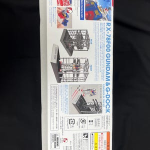 Puede incluir: Caja del kit de modelo RX-78F00 Gundam & G-Dock. La caja presenta im&aacute;genes del modelo y sus componentes, con texto en japon&eacute;s e ingl&eacute;s. El kit incluye un modelo de pl&aacute;stico y G-Dock.