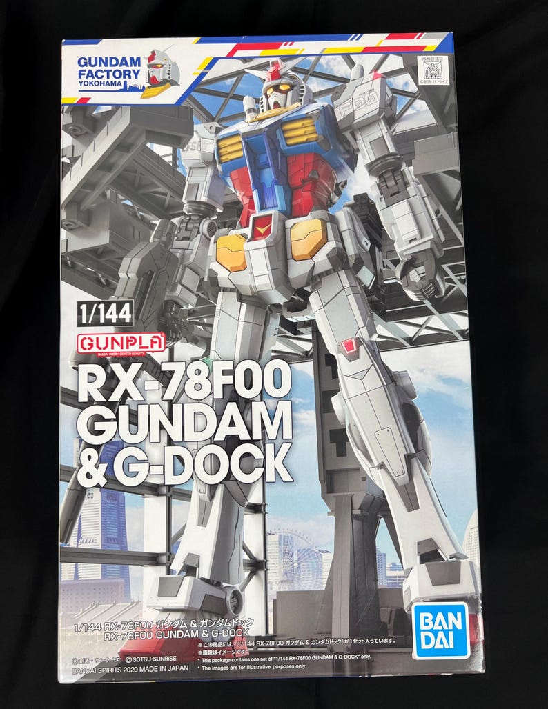 Puede incluir: Una maqueta Gunpla a escala 1/144 del RX-78F00 Gundam & G-Dock en caja. La caja presenta una ilustraci&oacute;n detallada del robot Gundam en blanco, azul, rojo y amarillo, con el texto "GUNDAM FACTORY YOKOHAMA" y "RX-78F00 GUNDAM & G-DOCK".
