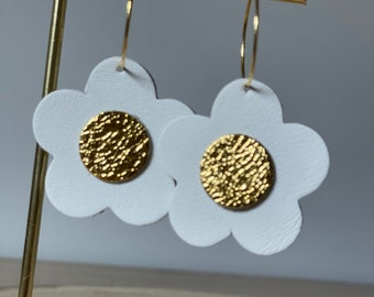 White/gold Flowers hoop earrings