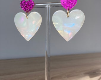 Boucles d’oreilles coeur acrylique rose/nacre