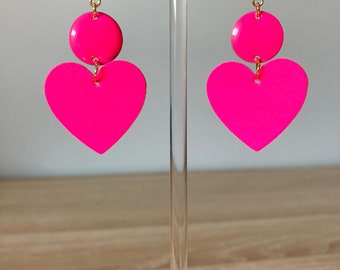 Boucles d’oreilles coeur et sequins émaillé rose fluo