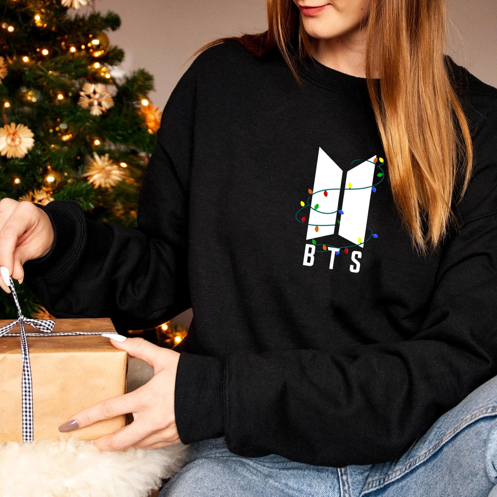 Discover Bts Logo mit Weihnachtslichtern Pullover